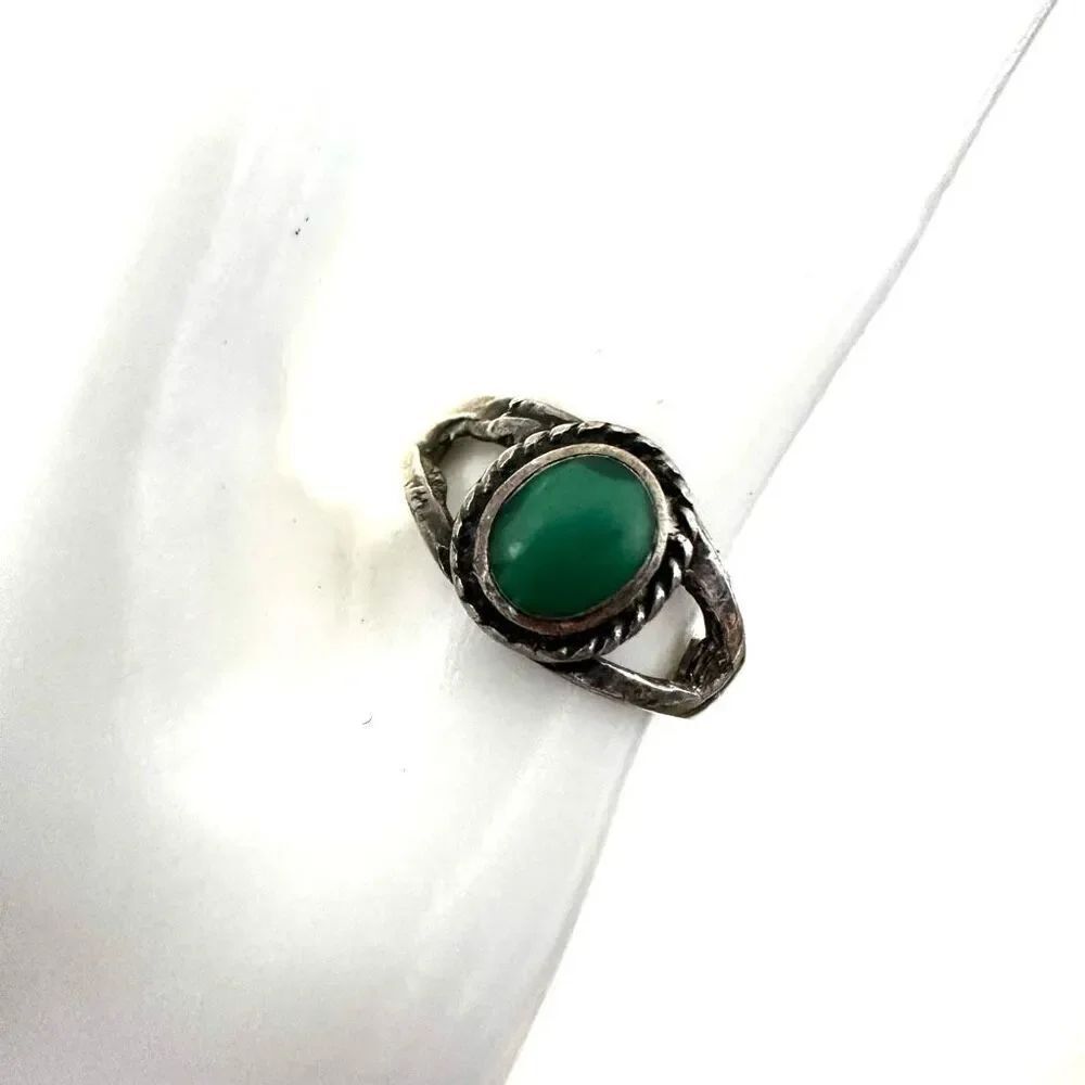 Sterling silver green stone ring